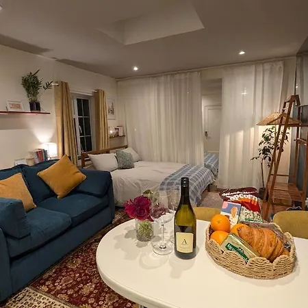 With Private Garden Patio شقة