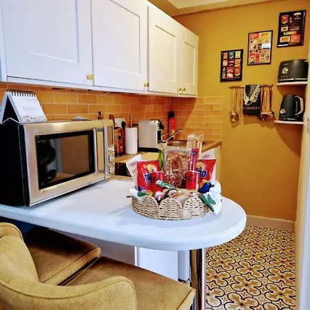 With Private Garden Patio شقة